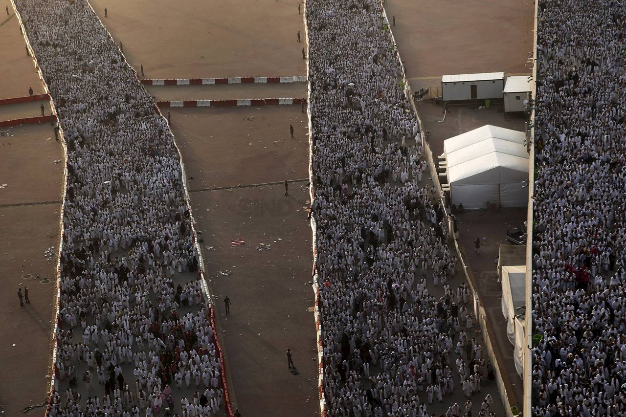 Jutaan Jamaah Haji Menuju...