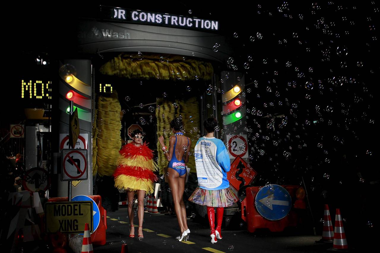 Kontruksi Jalanan Moschino...
