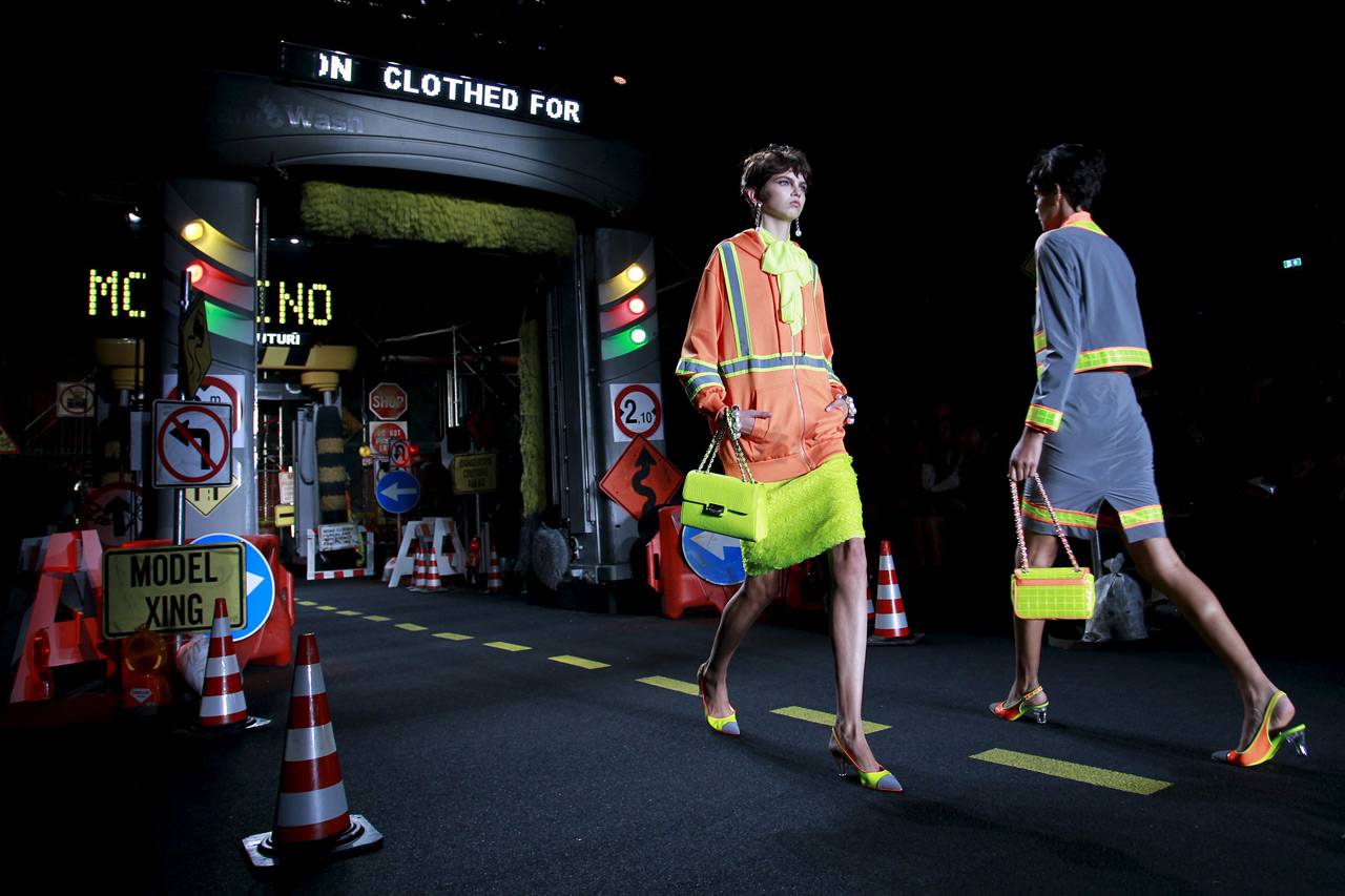 Kontruksi Jalanan Moschino...