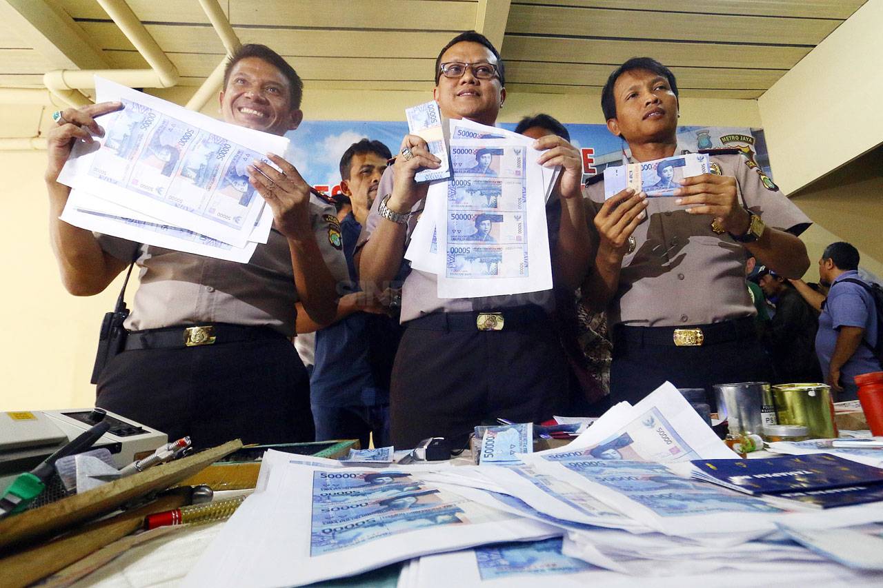 Polres Jakbar Bongkar...