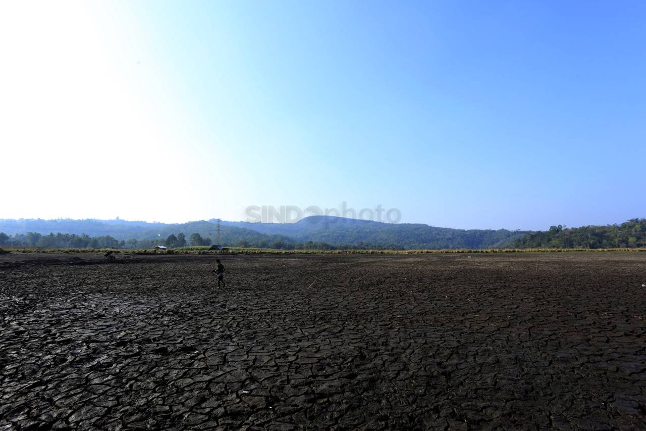 Kemarau Panjang, Danau...