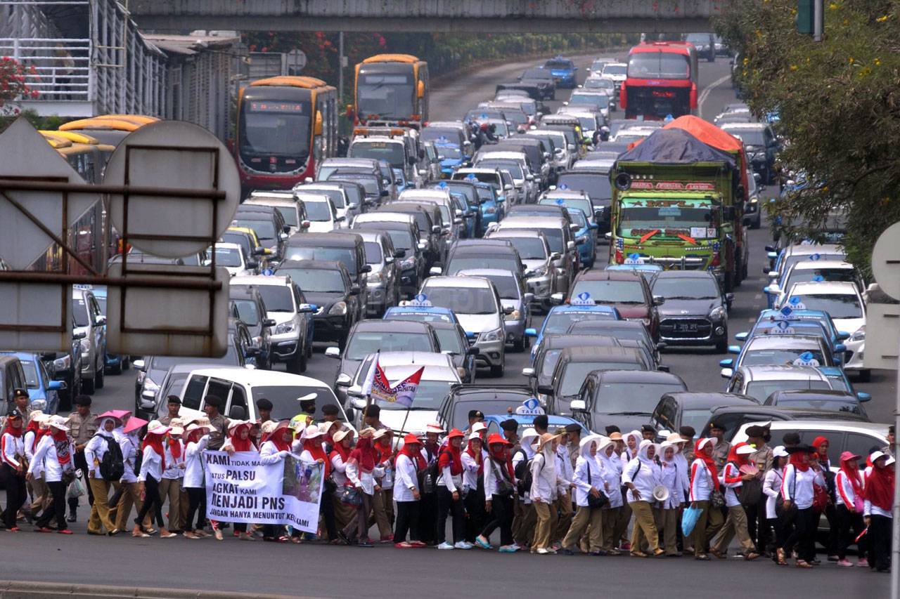 Ribuan Bidan PTT Tuntut...