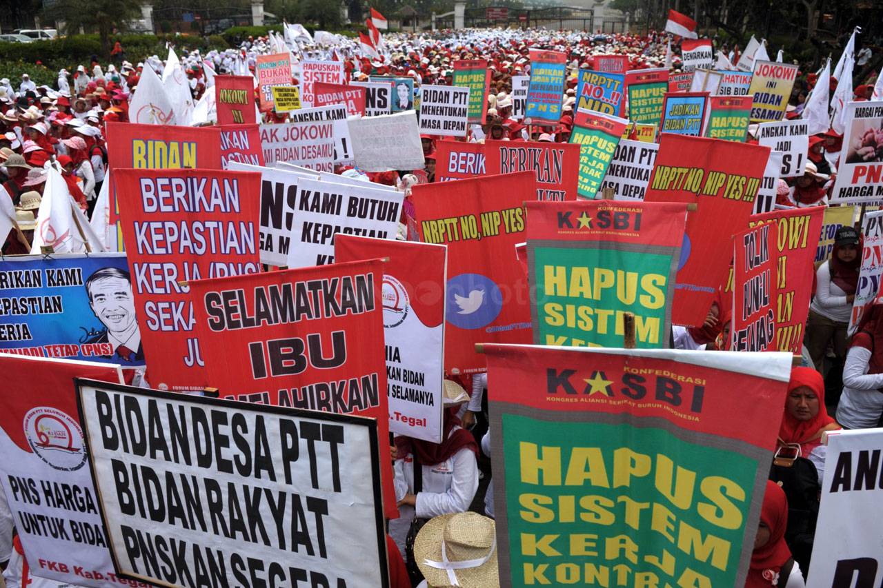 Ribuan Bidan PTT Tuntut...