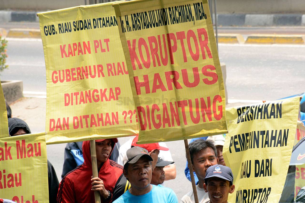 Puluhan Pendemo Geruduk...