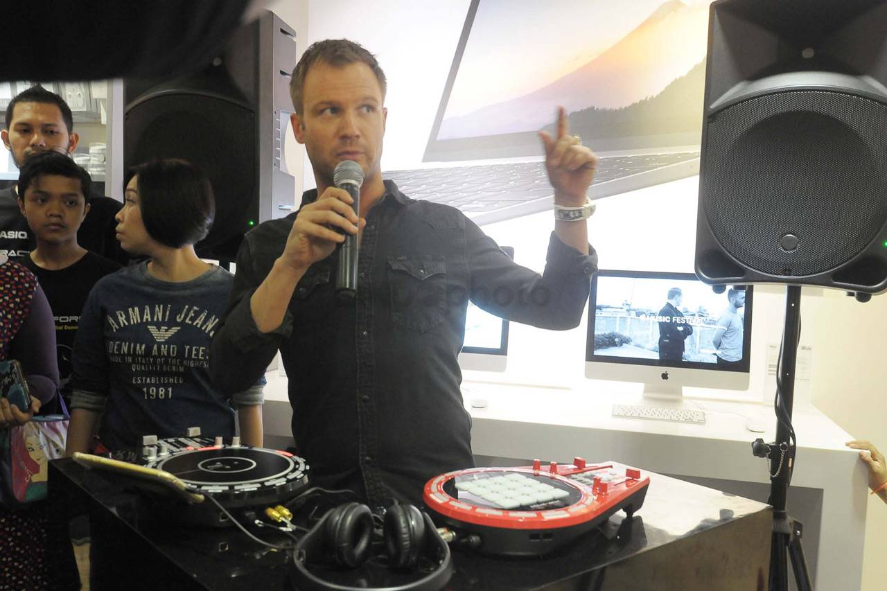 Aksi DJ Dash Berlin...