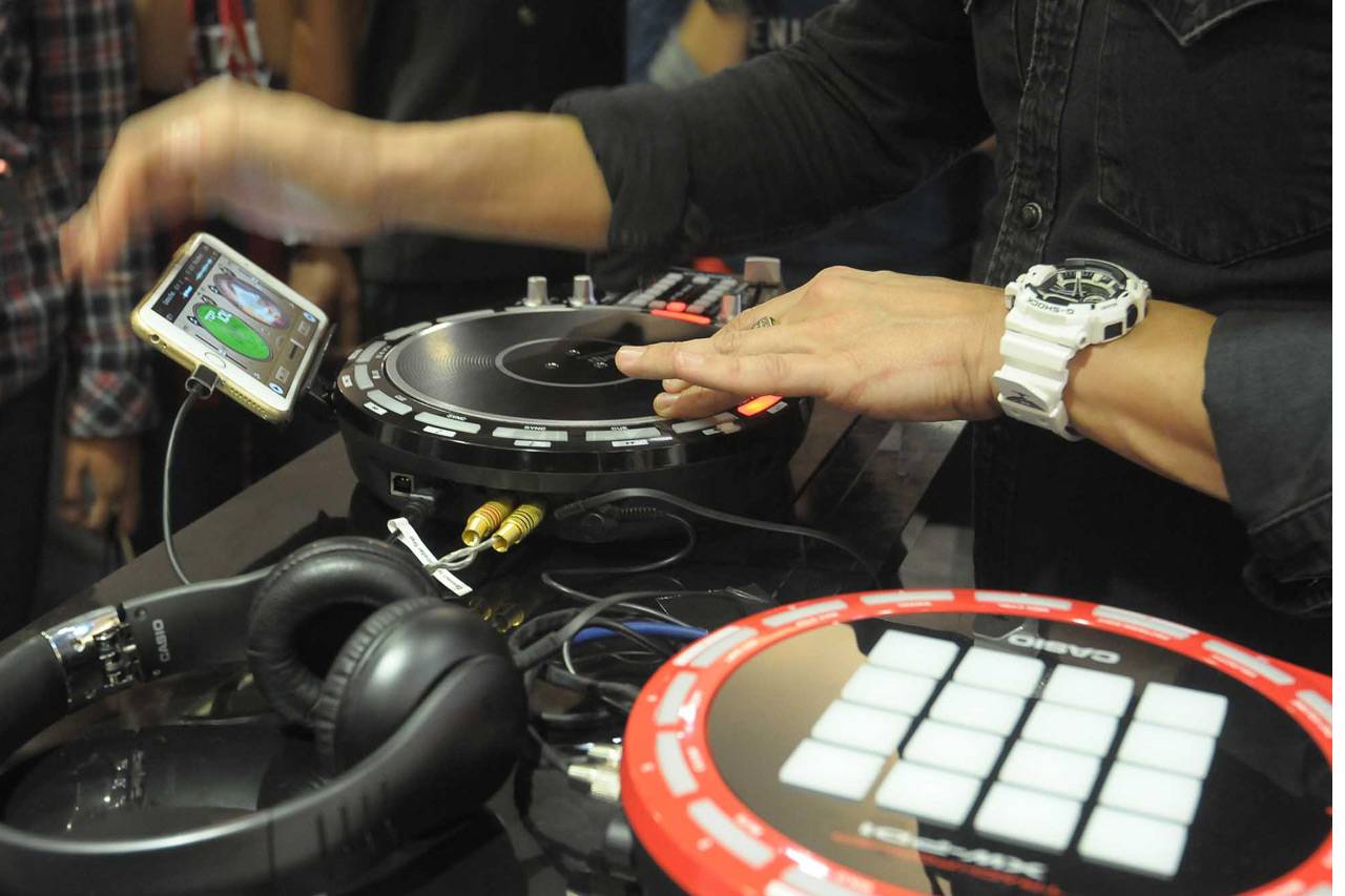 Aksi DJ Dash Berlin...