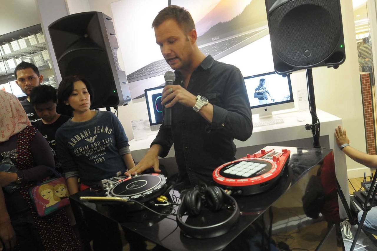 Aksi DJ Dash Berlin...