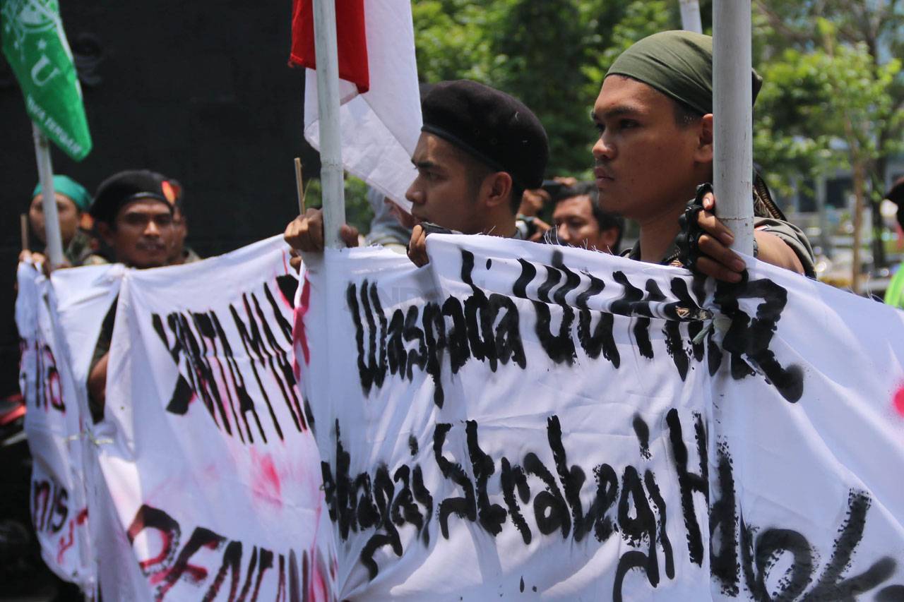 Banser NU Bakar Bendera...