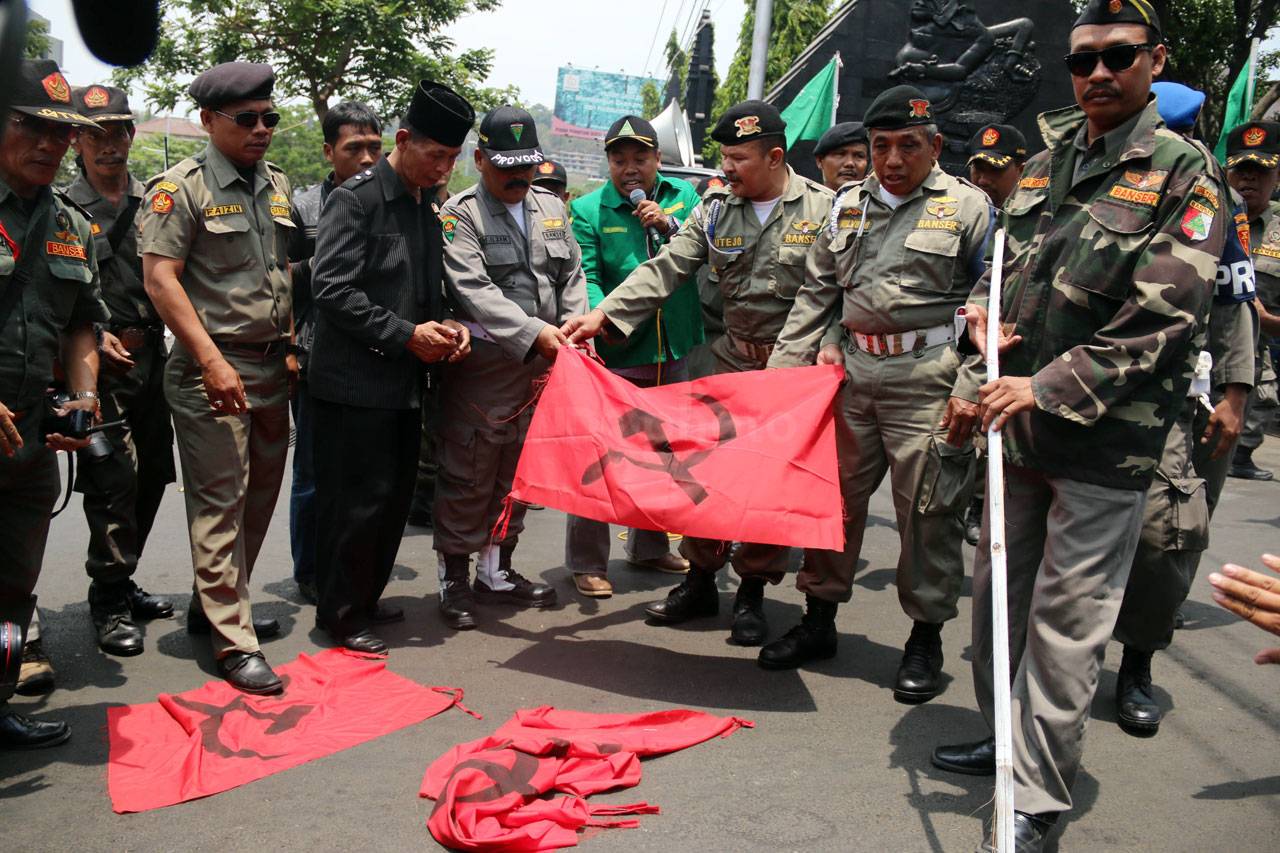 Banser NU Bakar Bendera...
