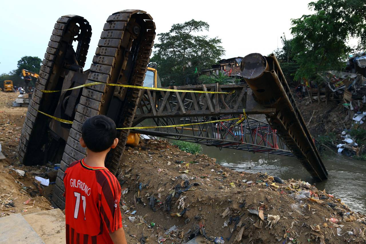 Crane Jatuh di Kampung...