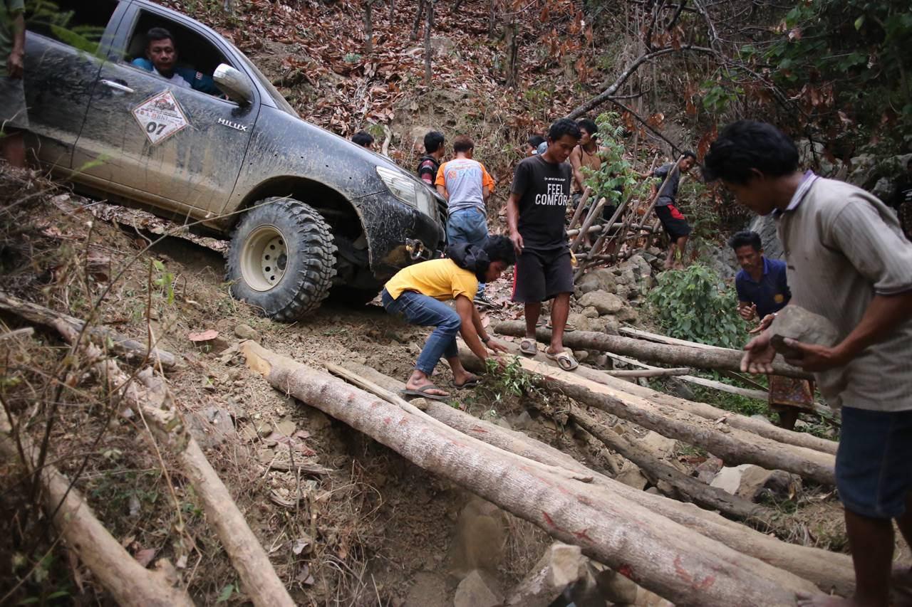 Aksi Offroader dalam...