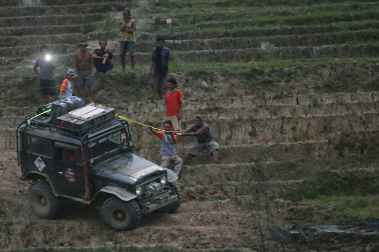Aksi Offroader dalam...
