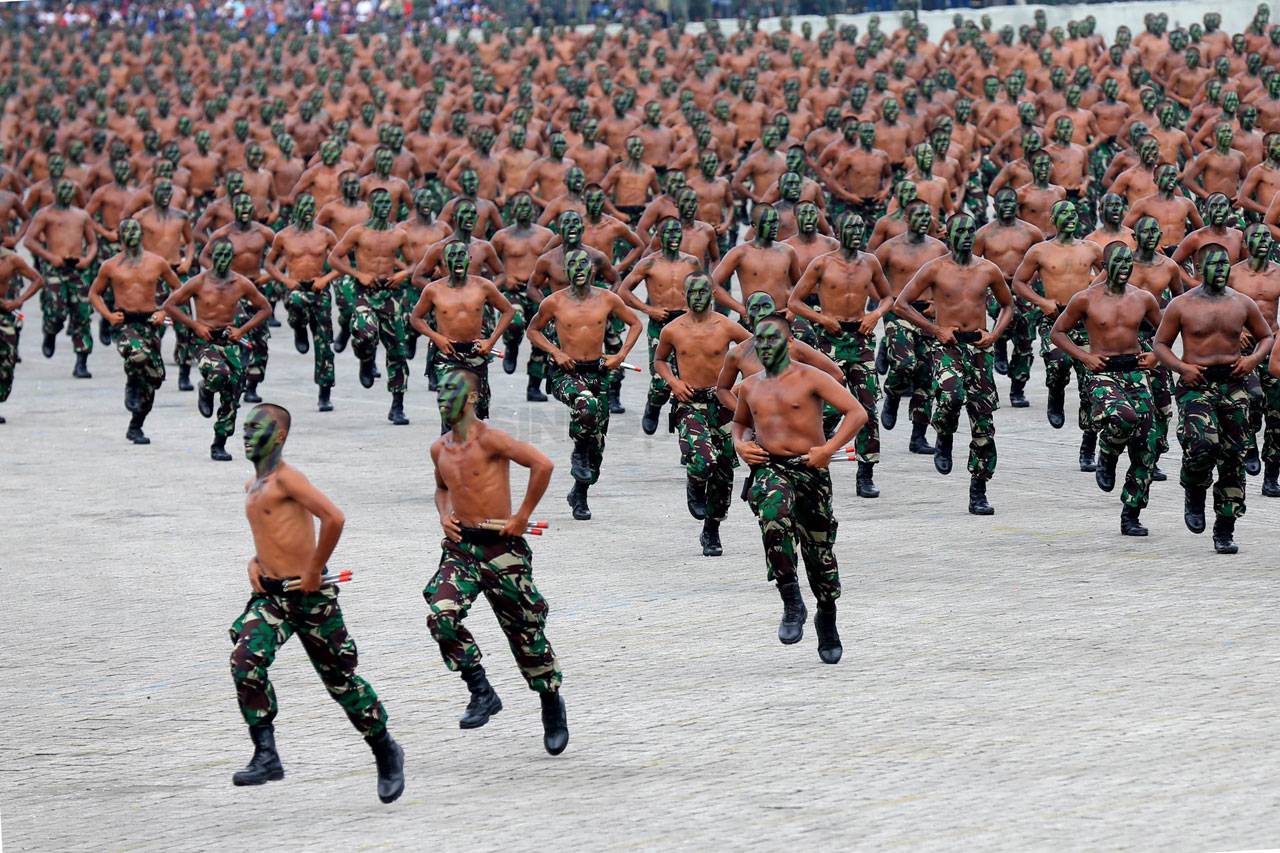 Ratusan Warga Ikut Devile...