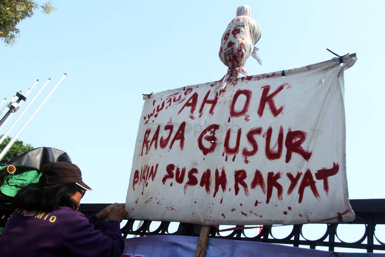 Ratusan Warga Tolak...