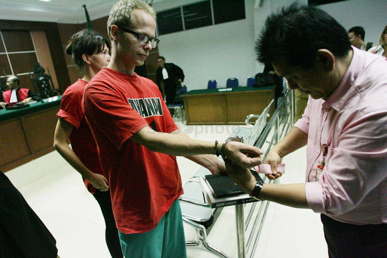 Dua Warga Inggris Jalani...