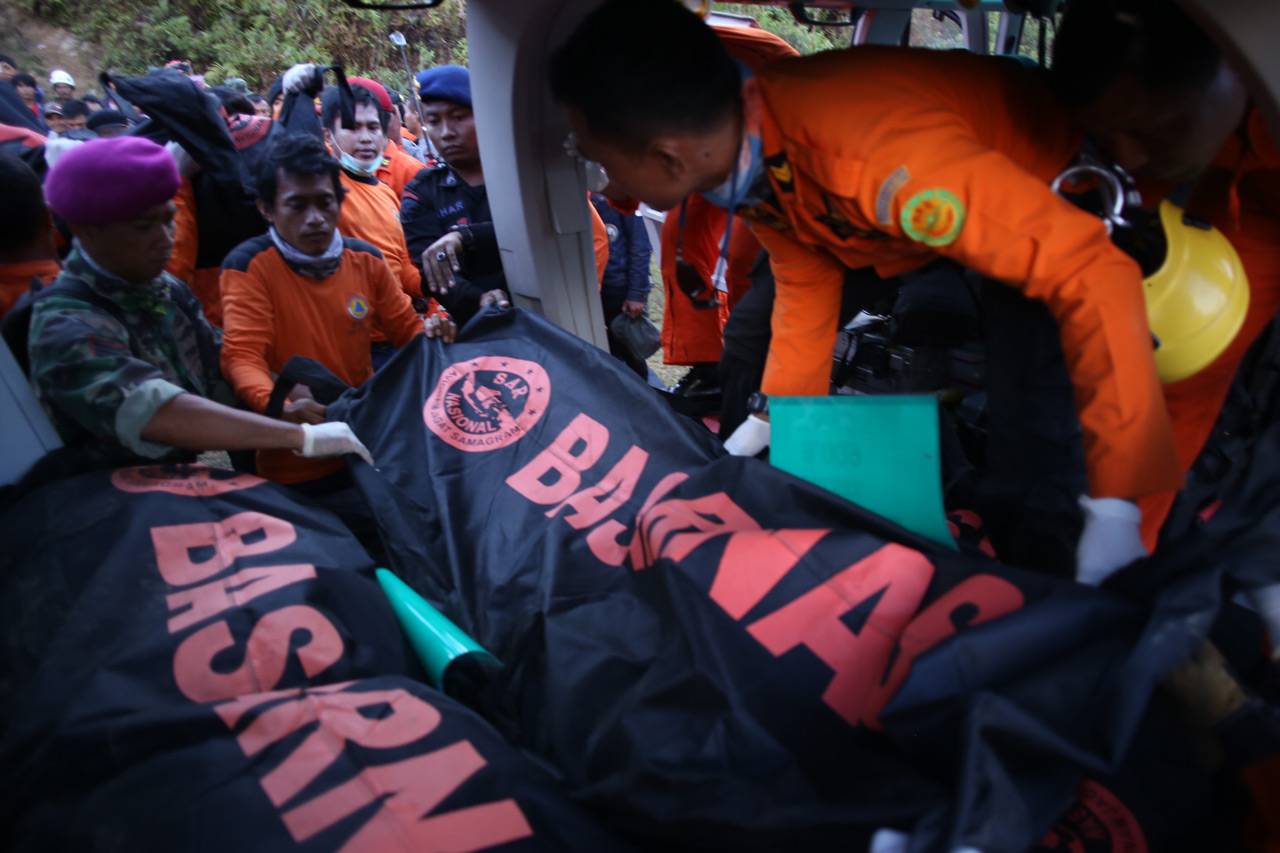 10 Jenazah Korban Aviastar...