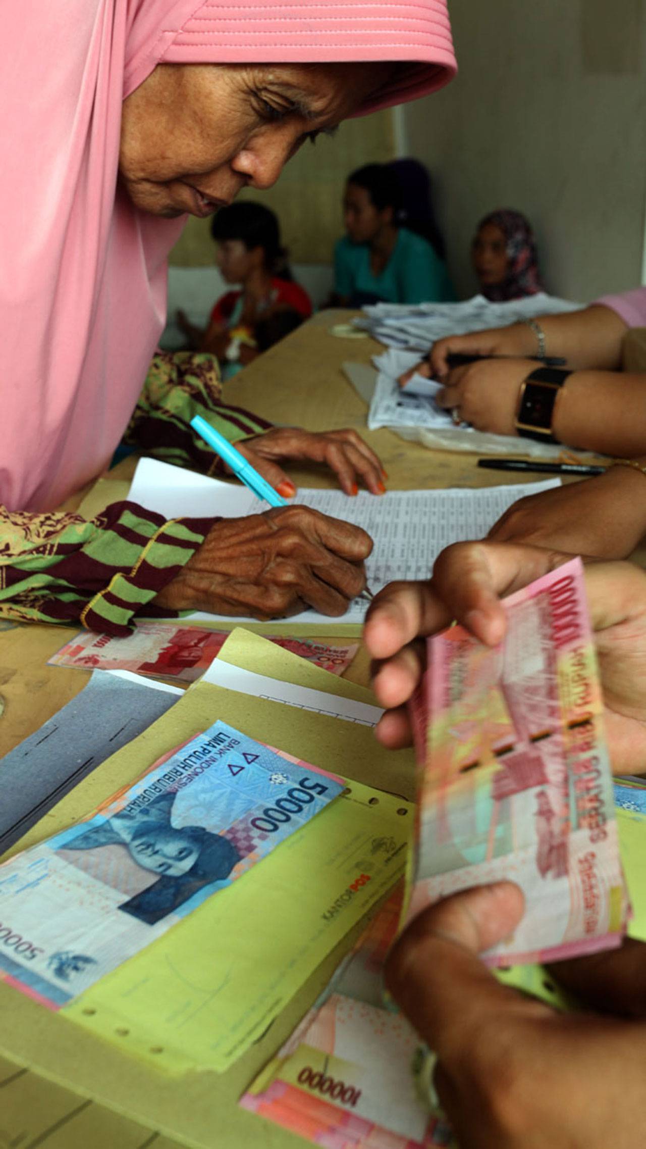 Ratusan Warga Cairkan...