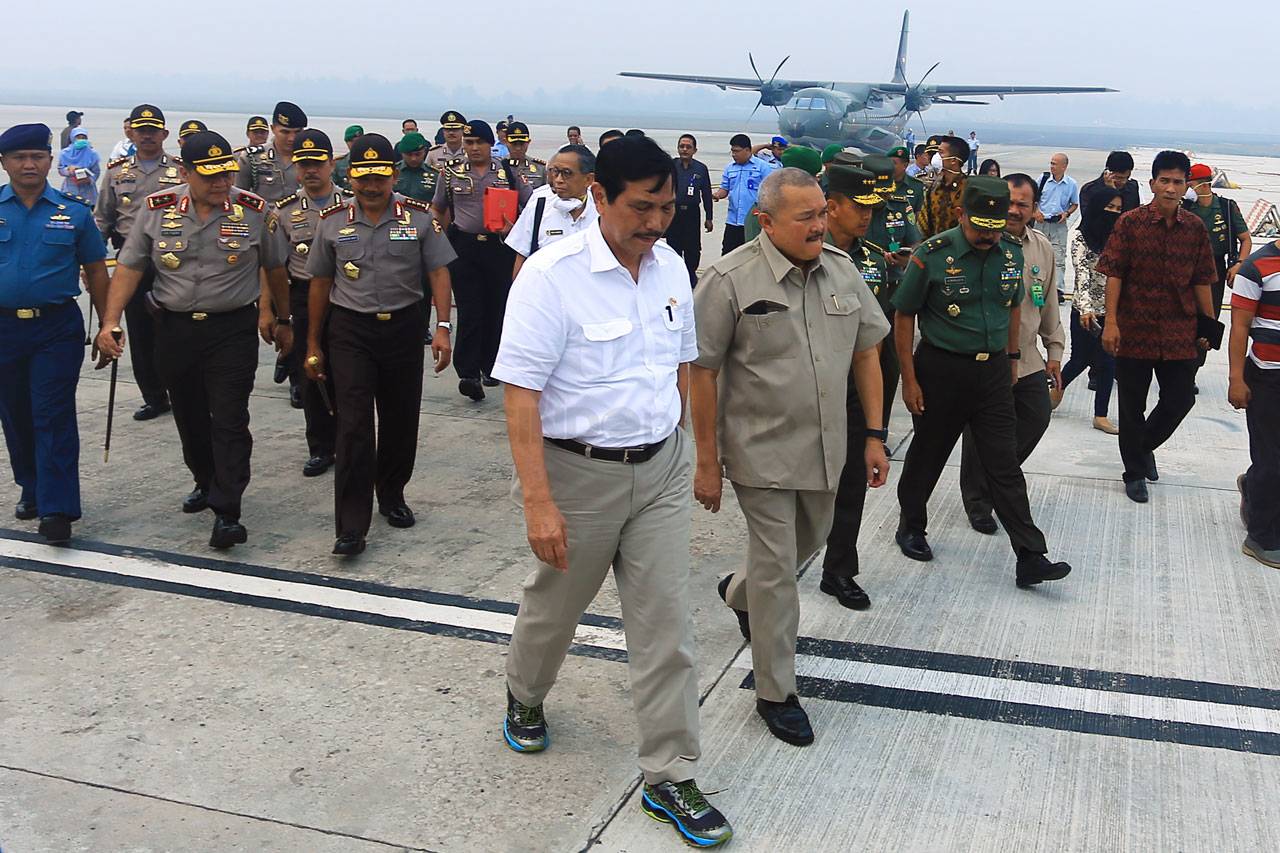 Bahas Kebakaran Hutan,...