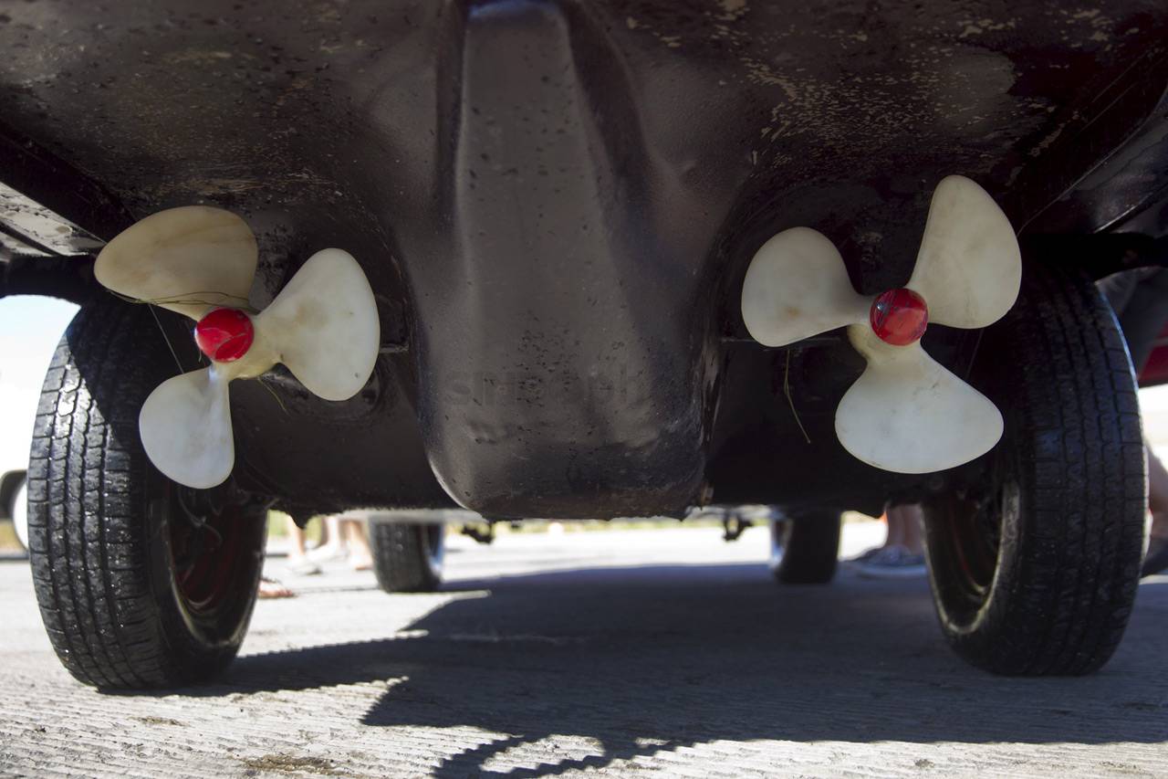 Aksi Mobil Amfibi di...