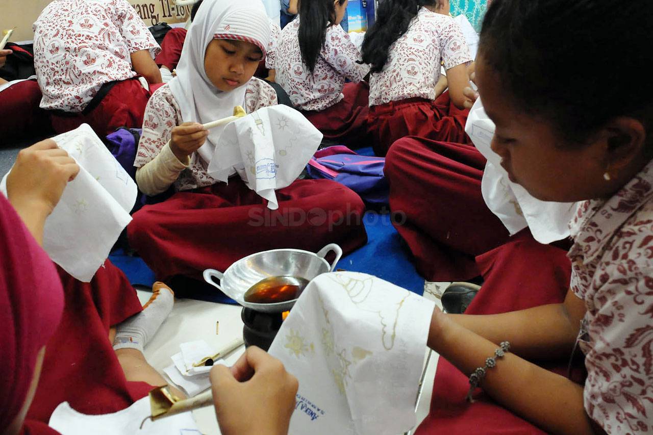 Ratusan Siswa Membatik...