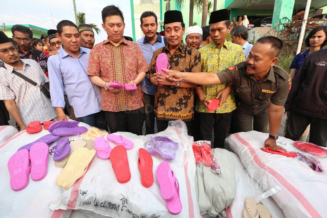 Ribuan Sandal Bertuliskan...