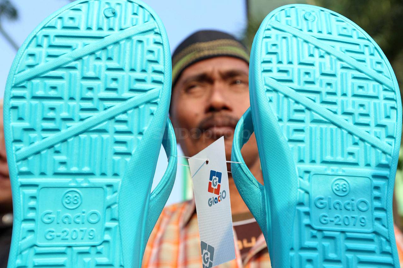 Ribuan Sandal Bertuliskan...