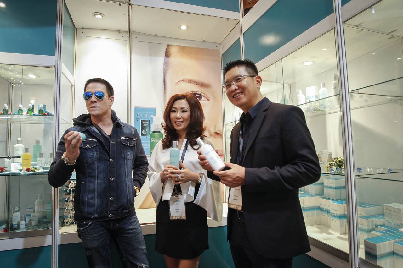 Luna Maya Kenalkan Produk...