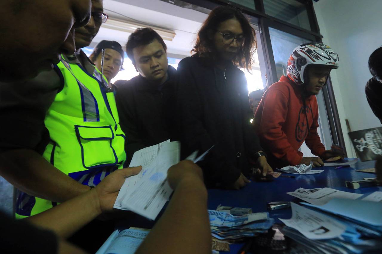 Ribuan Bobotoh Antre...