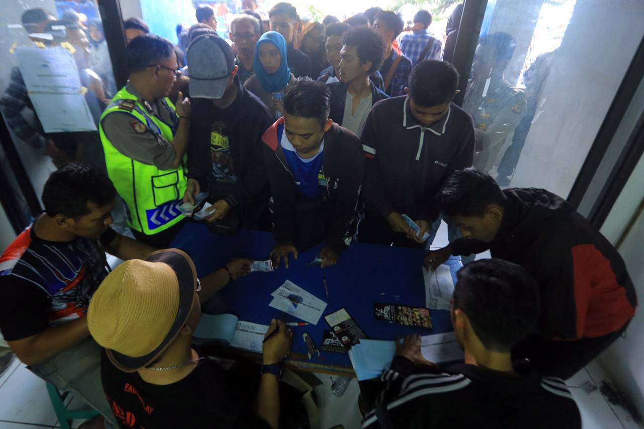 Ribuan Bobotoh Antre...
