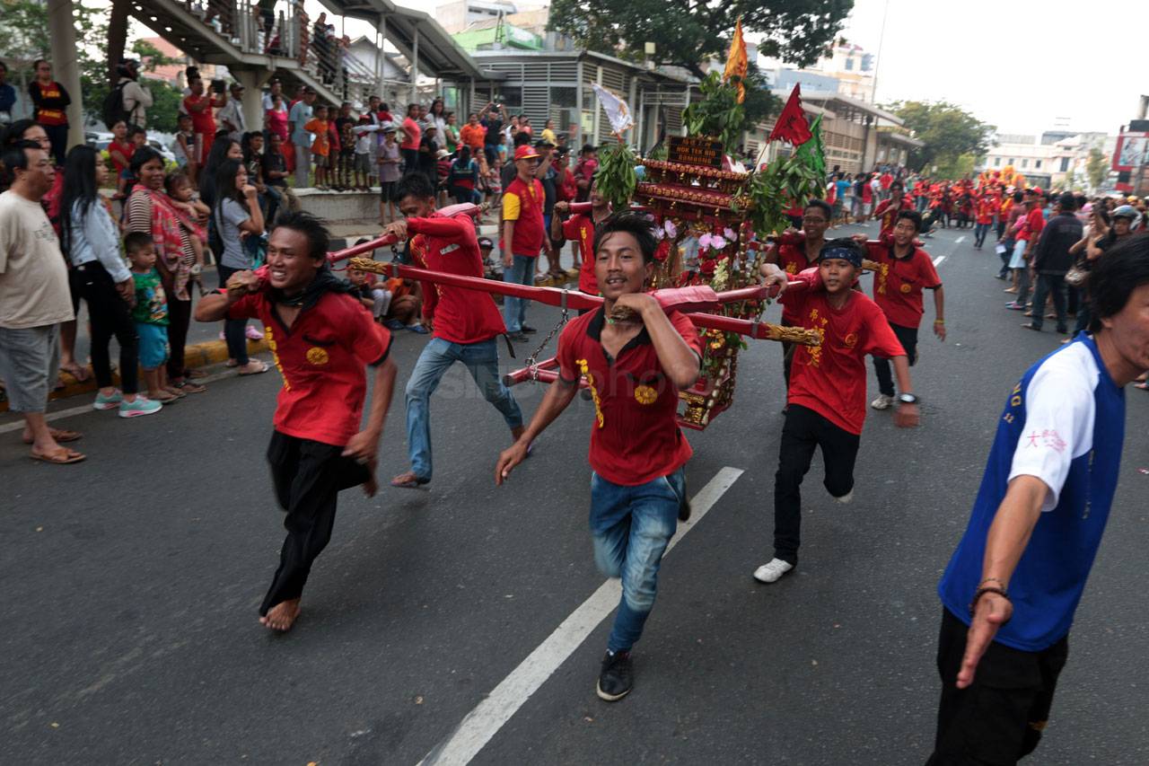 Ribuan Warga Ikuti Kirab...