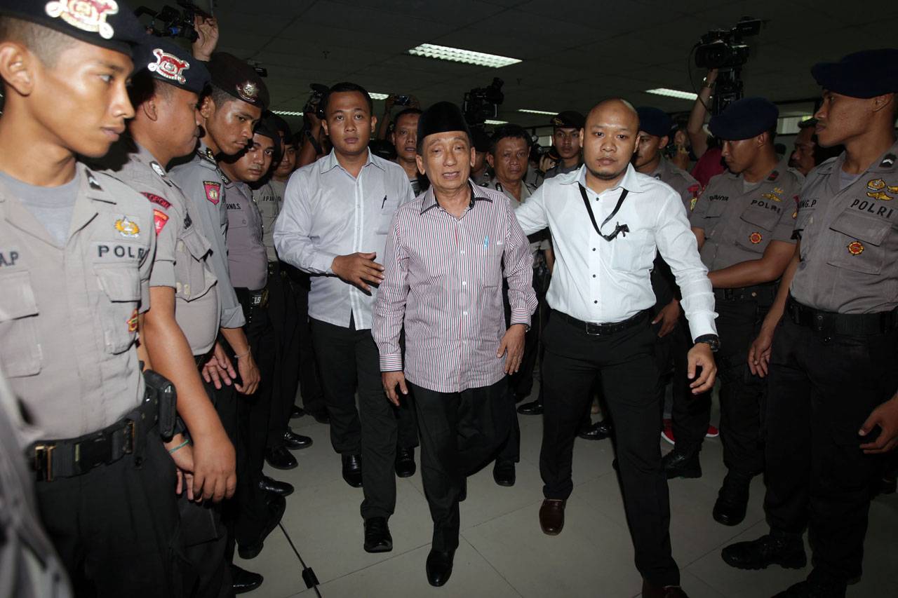 Fuad Amin Divonis 8...