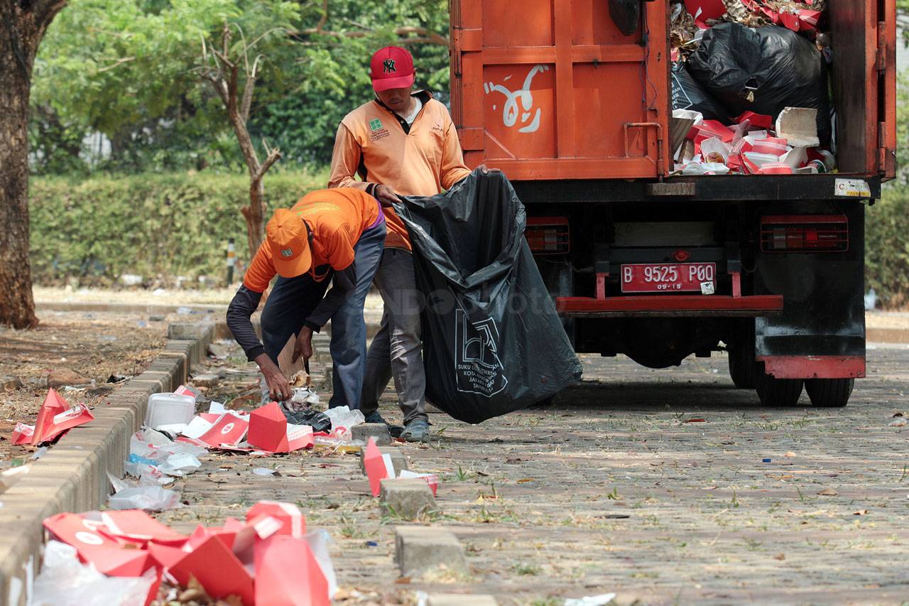 Stadion GBK Panen Sampah