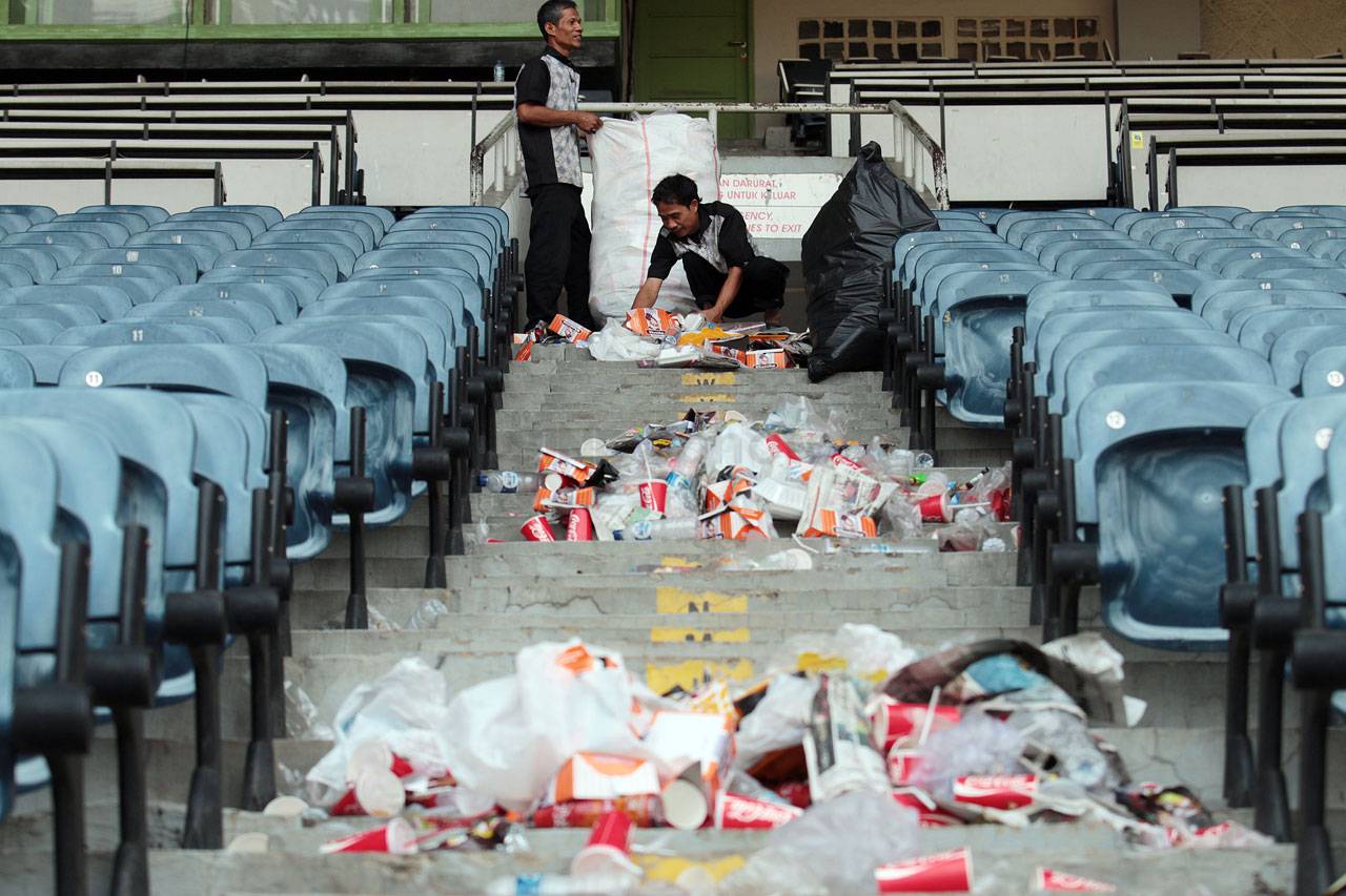 Stadion GBK Panen Sampah