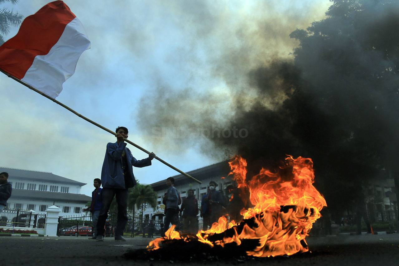 Mahasiswa Tuntut Jokowi-JK...