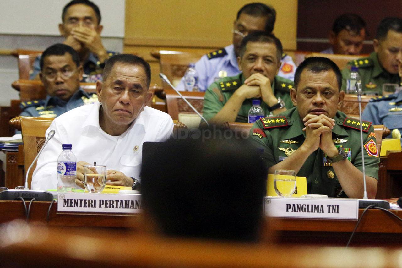 DPR dan Menhan Bahas...