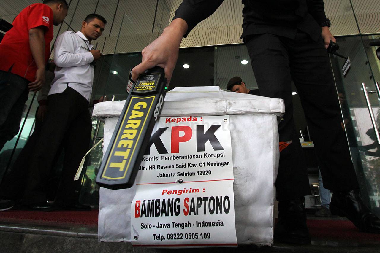 Protes Revisi UU KPK,...