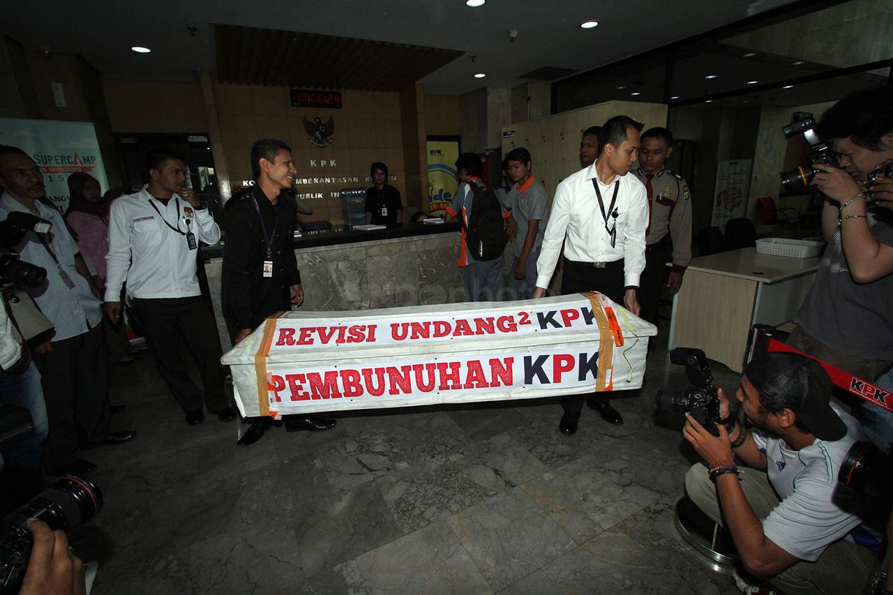 Protes Revisi UU KPK,...
