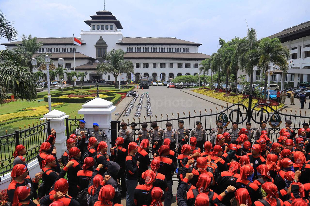 Ribuan Buruh di Bandung...