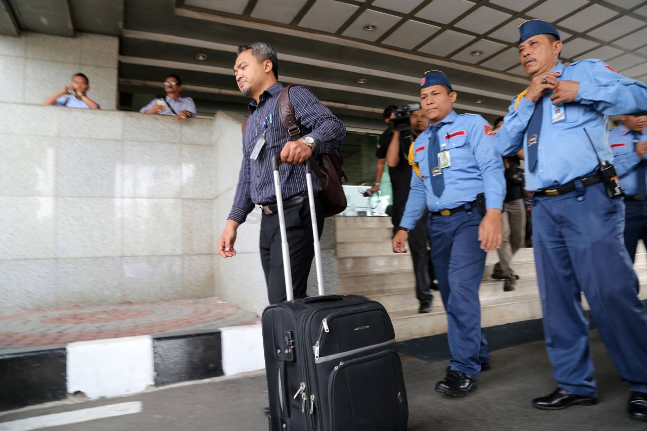 KPK Segel Ruang Kerja...