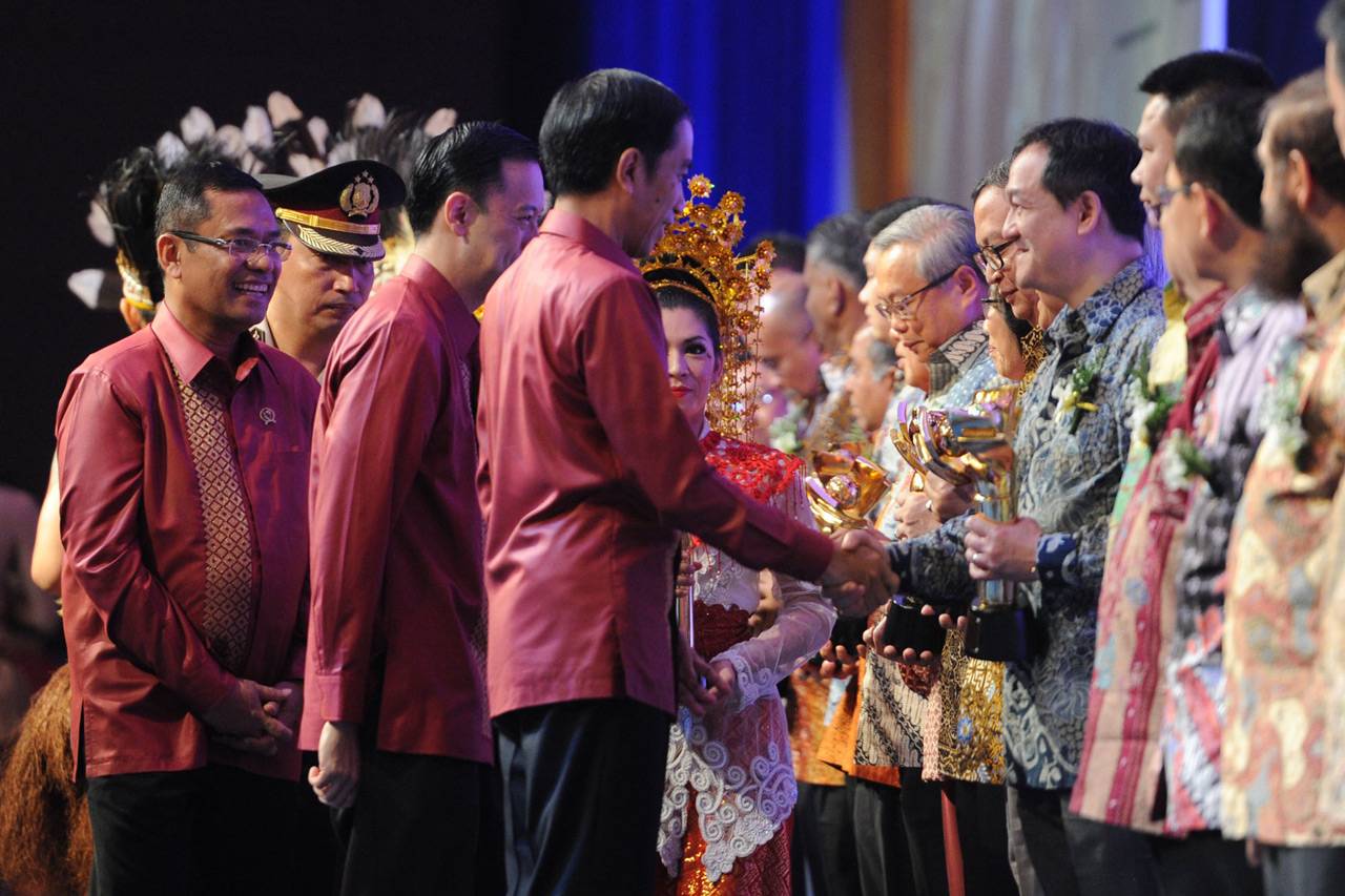 Presiden Serahkan Penghargaan...