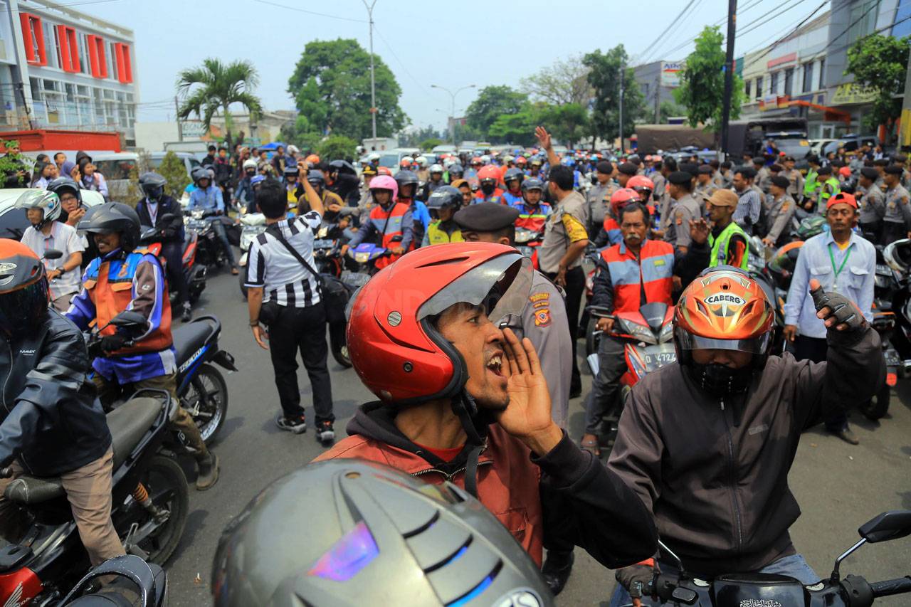 Ratusan Ojek Geruduk...