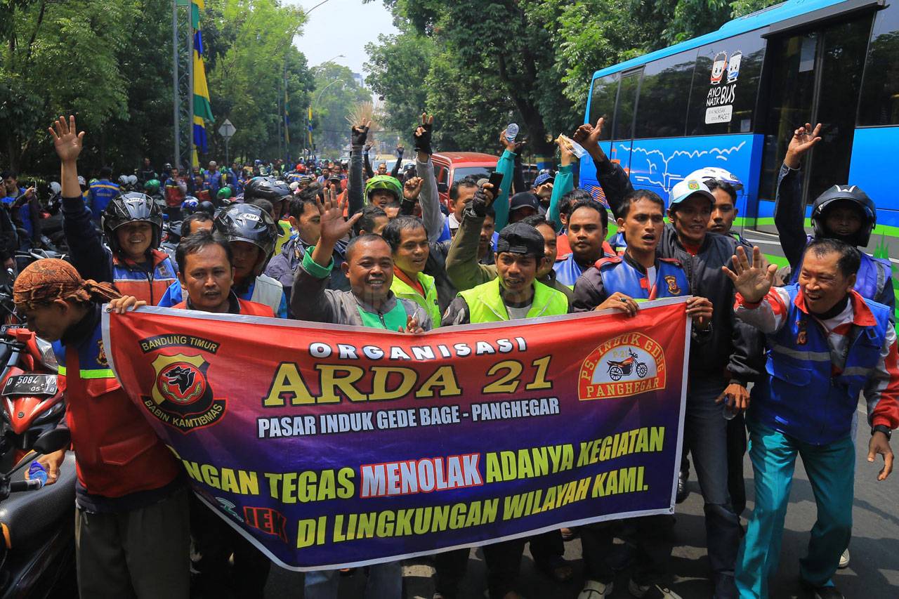 Ratusan Ojek Geruduk...