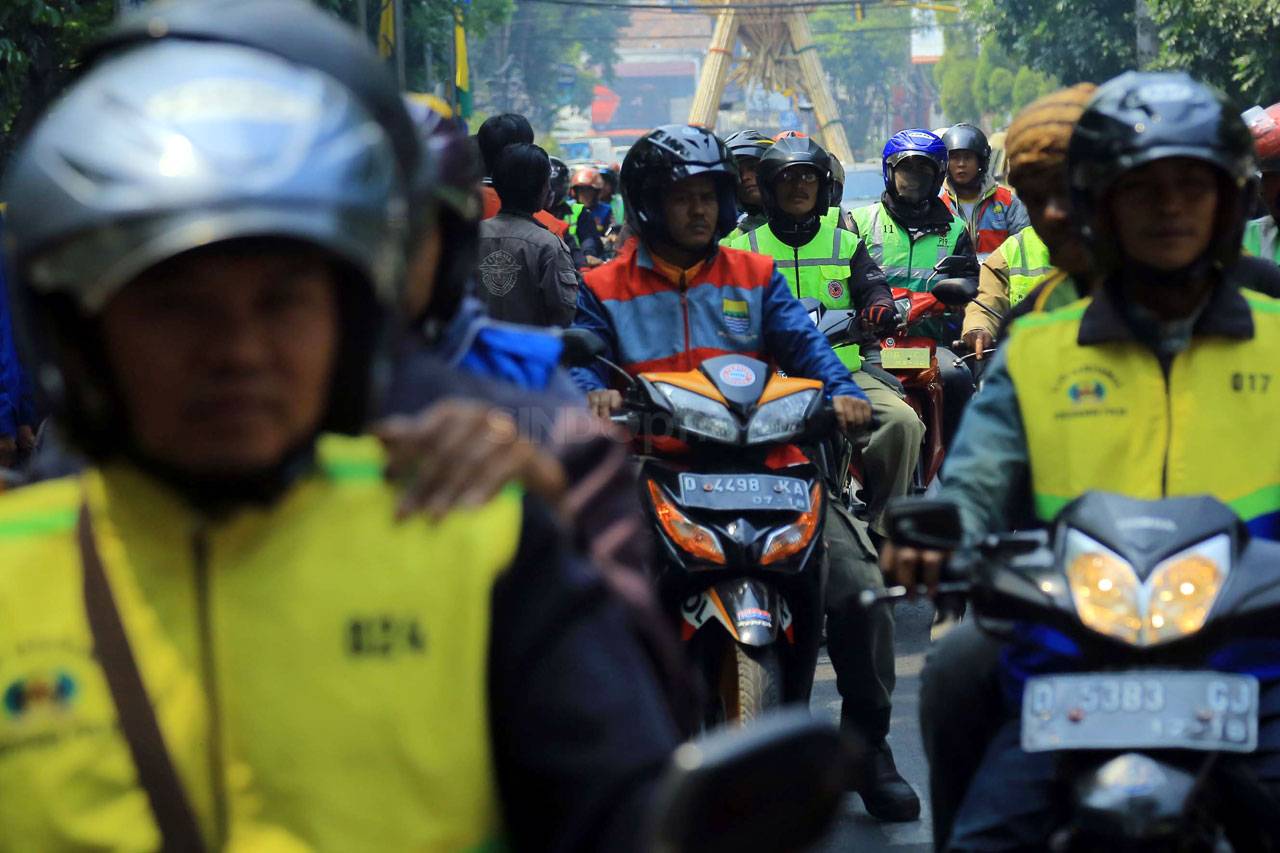 Ratusan Ojek Geruduk...