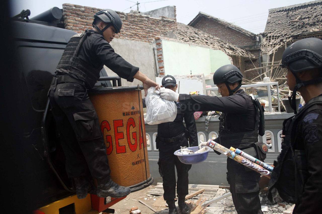 Polisi Olah TKP Ledakan...