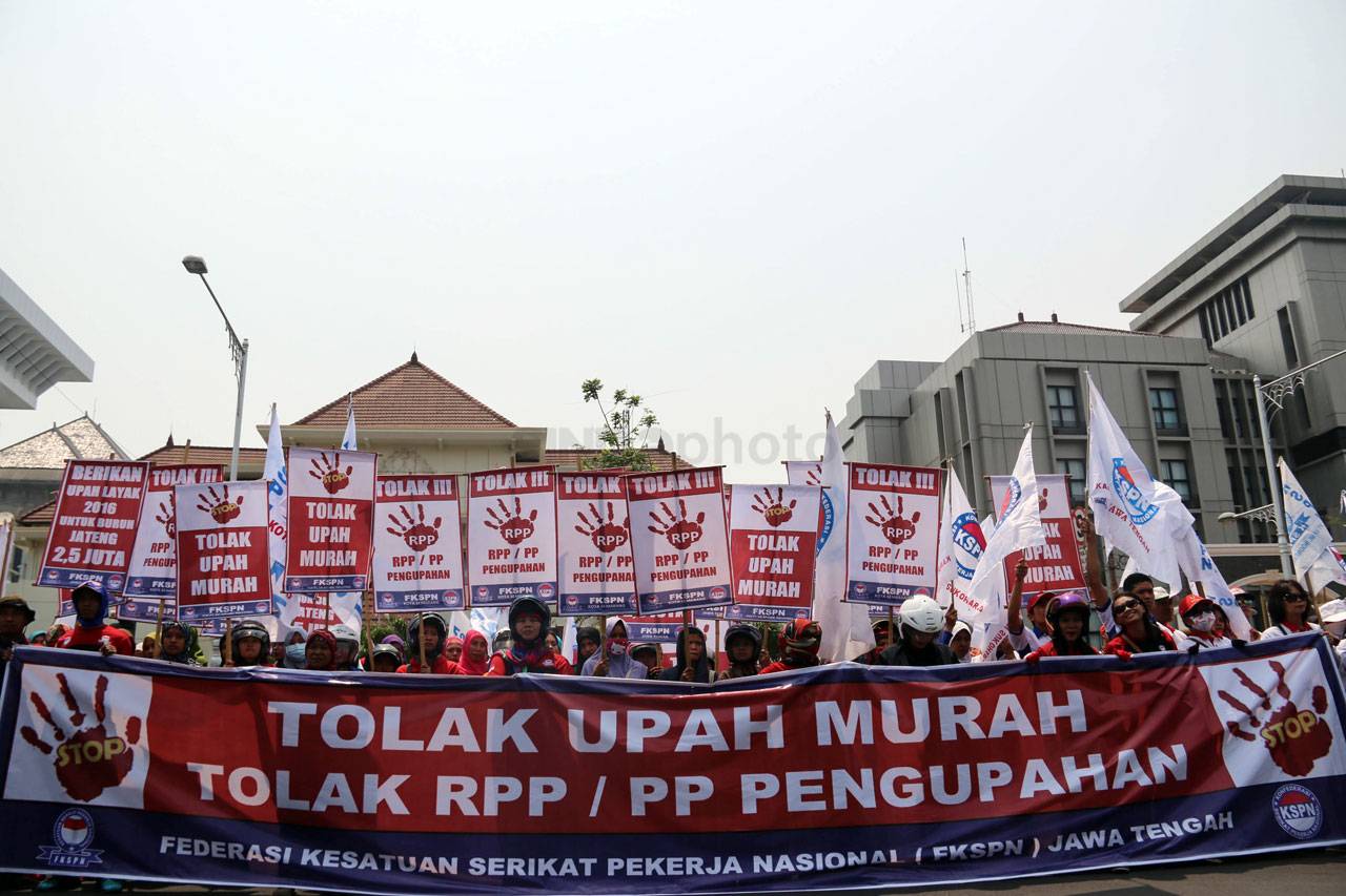 Buruh di Semarang Tolak...
