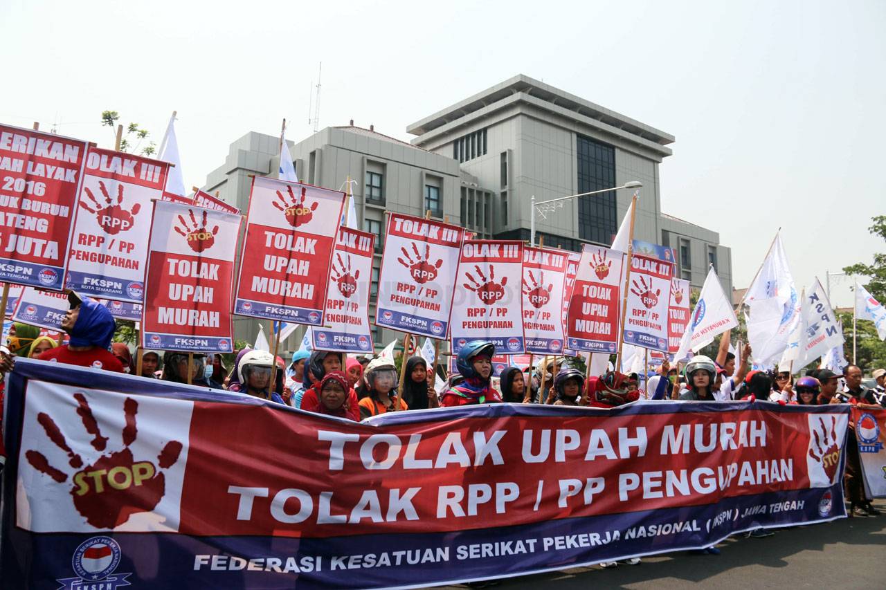 Buruh di Semarang Tolak...