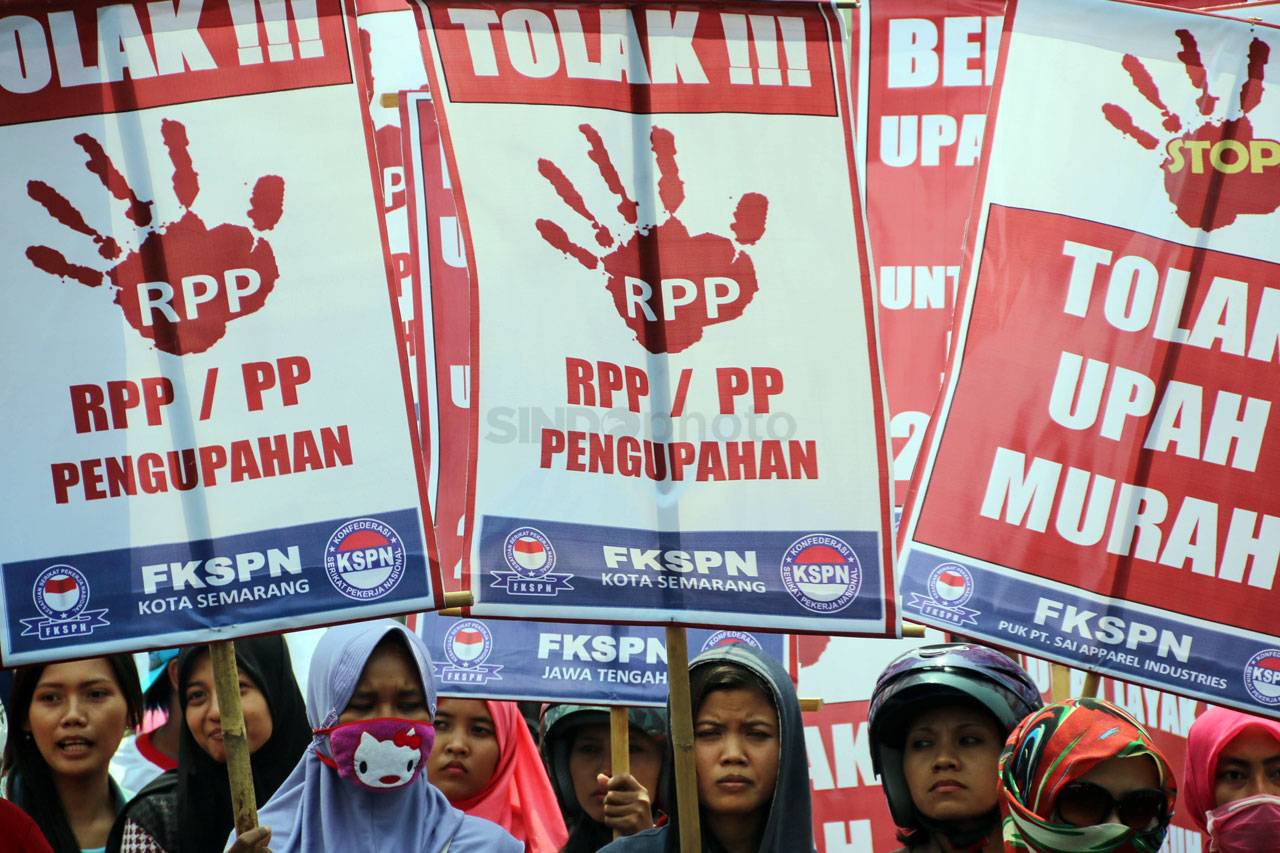 Buruh di Semarang Tolak...