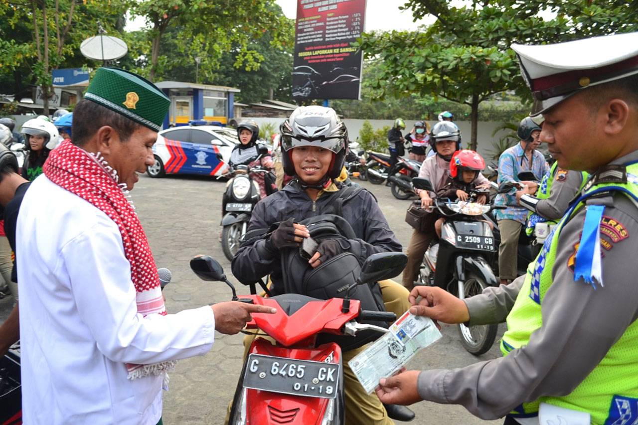 Di Pekalongan, Selain...
