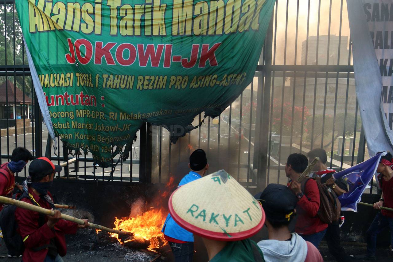 Mahasiswa Tuntut Jokowi-JK...