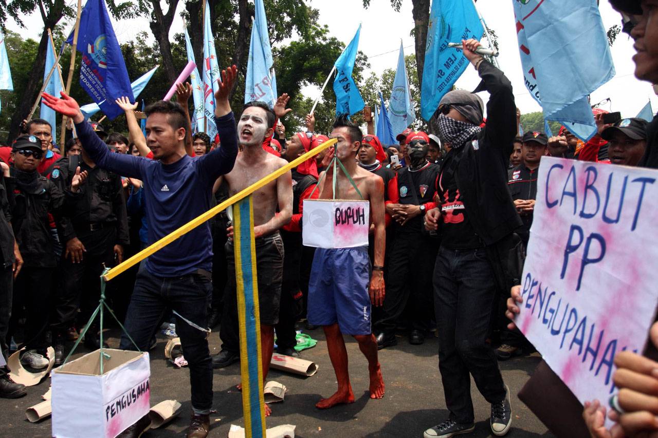 Buruh di Jakarta Tuntut...